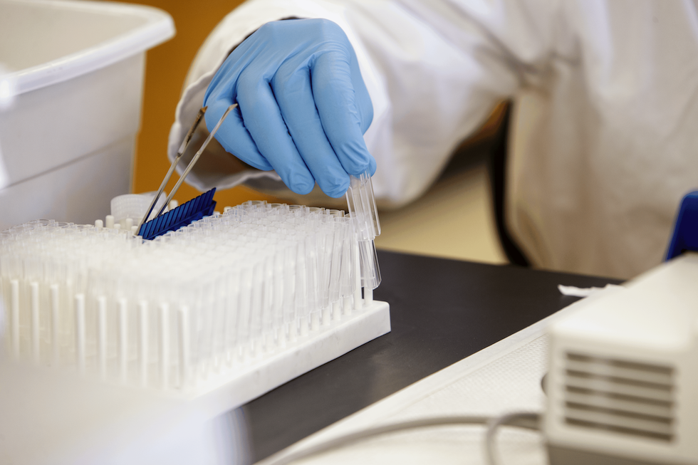180413_microbiology_research_lab_001