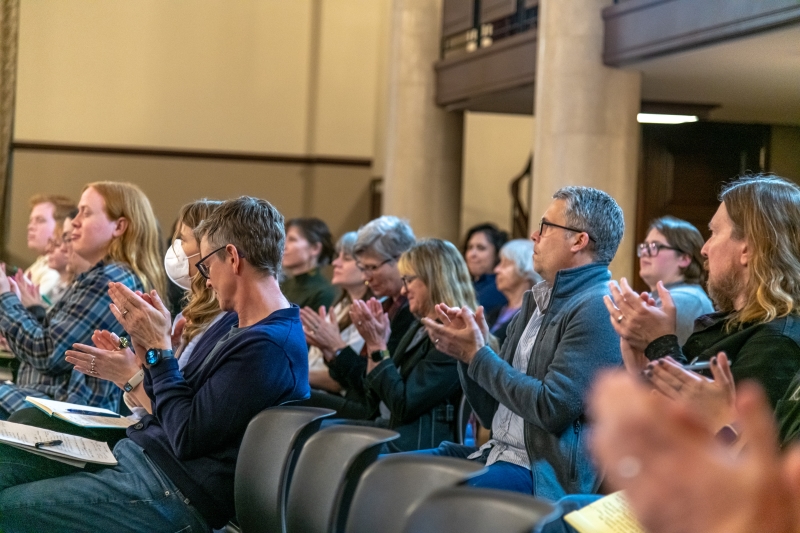 audience clapping