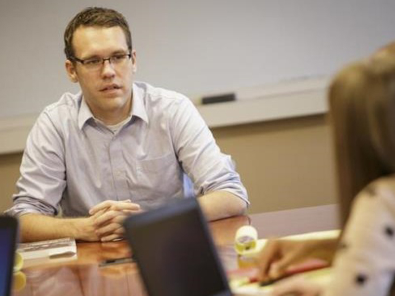 Photo of Stephen Nemeth in discussion with female student